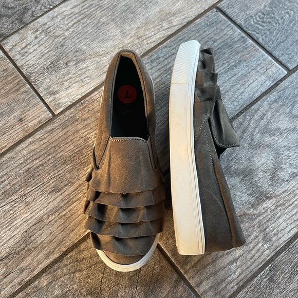 Mia Slip On Sneaker - Picture 3 of 5